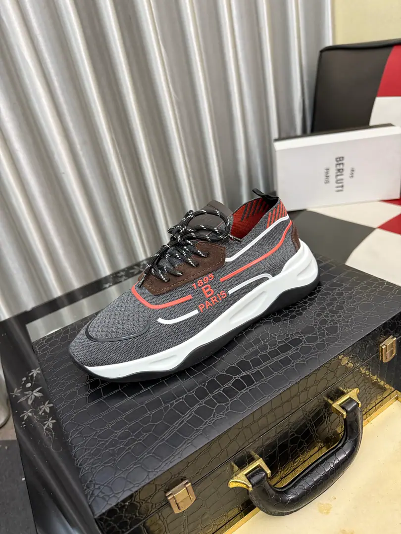 Get out of the factory.⌚️⌚️ Berlut* Brute. A man's foot is high and he's got a leisure shoe., The latest official show. Importing anti-emulsifiable material Importing calf skin inside. Pure rubber lightly. It's cozy and light.. Berlut* Insignia andlogoThe stamped captive gets the visual light., Stereos Scritto Graphics. High Chou-bang Air Pressure Embrax., It's a remarkable attitude.！ Size: 38-46