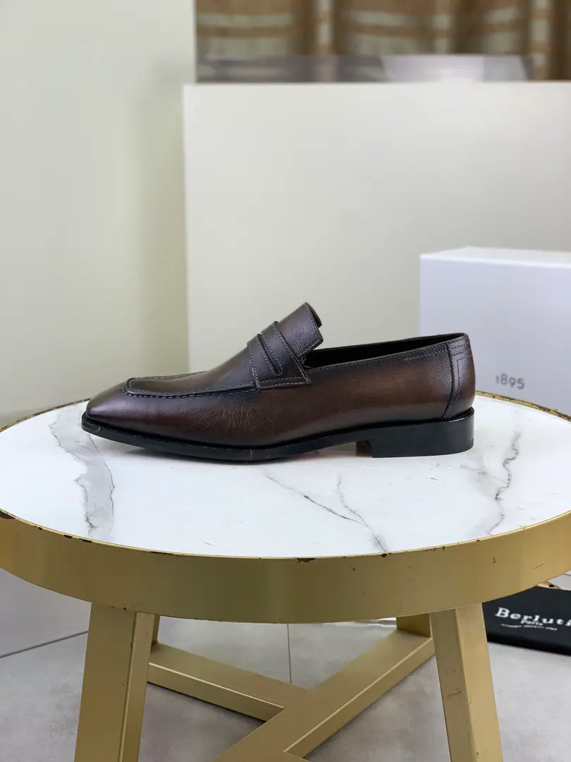 Plant prices Berluti/Brute. 1:1（That's a big line.）2026New shoes coming in. The original embryonic swirling sprouts are chosen for a pure manual re-colouring. The inside of the mat is a soft little cow skin. BrandlogoDouble Real leather. Otsumi! The sharp line of the soles echoes the color of the shoe. Stylish and comfortable. It's a perfect interpretation of fashion. Sunshine. It's a style. It's for every occasion. Whole package I'll save my own.. Colours: Curry, Brown., Gray Size: 39-45（38 46- It's a deal.）