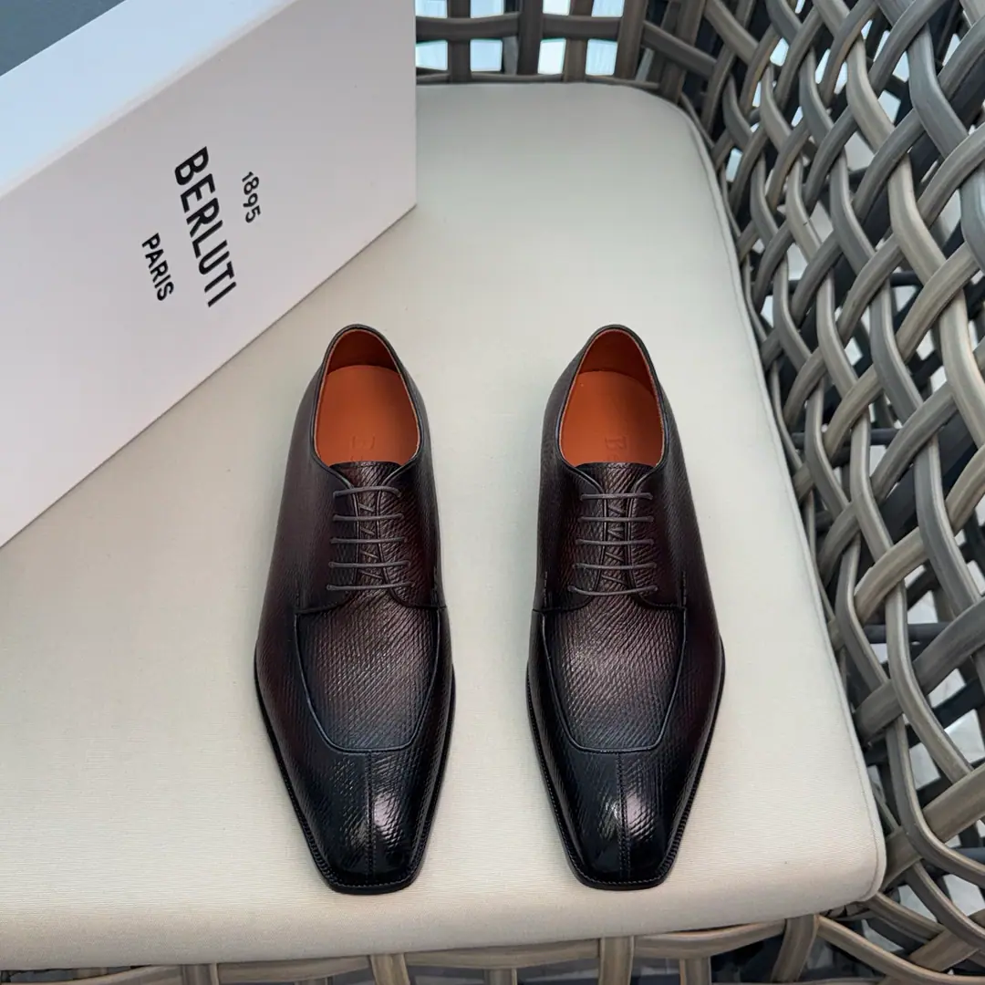 Berlut* Brute. New man hand-dressed leather shoes. ｜Channels.｜Selection of quality imported calf skins for colouring｜Skins of cattle.｜Cold glue process｜The atmosphere of the ancient plain.｜The leather base rubber combination is a great skating effect.｜The sharp brass buttons are very artistic.｜Original custom package sale Size: 39-44（38.45.46Do it.）