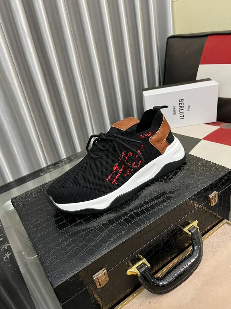 Get out of the factory.⌚️⌚️Berlui/Brute Brute's hand-skinned leisure shoes., Imported special skin colouring effect, The carving of the real sculptor. The most luxurious process. The rubber base is a special model in the skin of a cow. Slippers laser brand. Soyuz-head style design Jane is not a bad person. Shoe tongue.1895logoDetails of the badge Size: 38-44