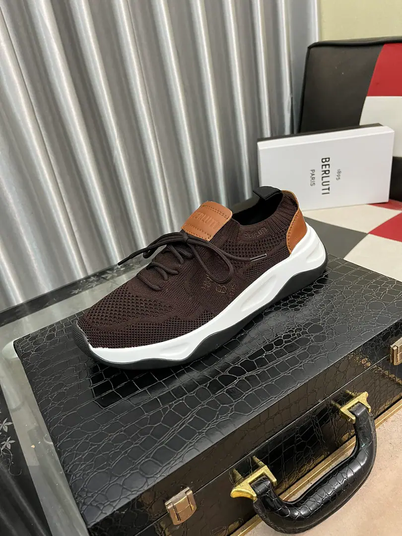 Get out of the factory.⌚️⌚️BERLUT* Brute. New item. ShadowSweaves and leather sneakers These socks and shoes are light and very resilient., Double-coloured high-density knitting made Shoe tongue.🈶️logoLogo The back of the shoe.logoLetter Skull And the embroidery on the shoe.logoThe exact details of the original were restored. Original private model with two-colour rubber under the bottom It's a great return. Comfortableness is perfect. Size: 38～46