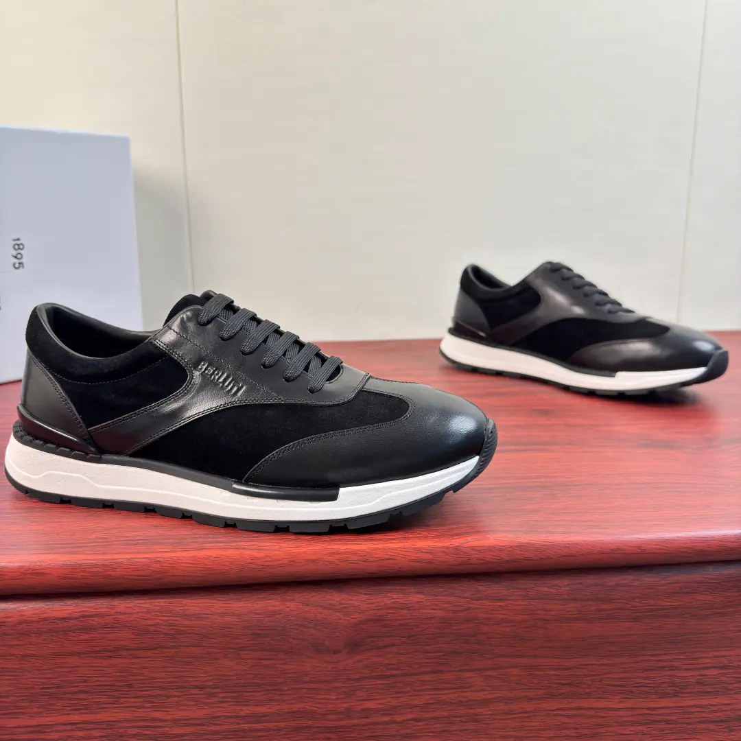 Berluti/Brute. Fast TrackLeather sneakers. ！ Classic Derby sneakers. Venezia The pure color gradient leather is combined with a pure colored anti-feat leather complexion. The leather is extremely good.（Look at the details.）Combining anti-feat leather to increase overall resilience and resilience of shoes, Side clears high pressure.BerlutiLetterlogoIdentification Details, In the skin of Ben's cow., Combination with leather emulsion cushions, BallastlogoIdentification Details, Light rubber soles., Geometric pattern for slide field details, Comfortable foot., Stability is perfect., Multiple Colours, It meets different matching needs., Full package！ Size: 39-40-41-42-43-44Skins size.（Customable38.45.46） The cargo.: E0187 Black