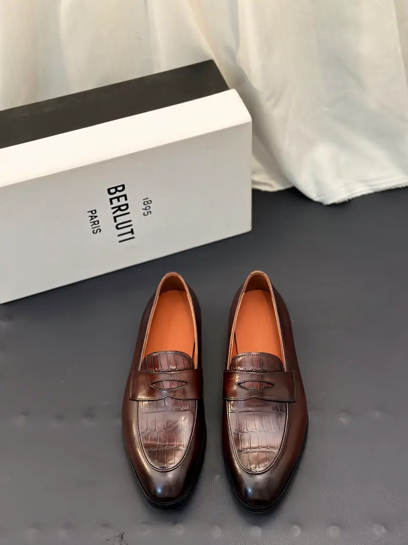 Berluti/Brute. The new man is wearing leather and platinum shoes., A pair of shoes with a little bit of a foot.！ High quality stability. Out-of-pocket shipment！ Selection of quality cattle shoes Manual Colouring Process The skin is so delicate. Skinning process Nice looking. Pygmy even. The skin is soft and resilient.. Geometric Cut, The classic English Fry Fly Shoes.. In the skin of the calf., Gold.logoFoot Details, Back of the back of the velvet., Walking comfortably with his feet is a great experience.. The import is so bottom-of-the-meat., Sewing process➕Semi-skinned cold glue technology, The rubber negatives are all over the back., Sliding steady., Comfortable, delicate, light-bonded male shoes. It's highly recommended., Dinner, Dinner., Wedding., The place is full of English shoes., Full package！ Size: 39-40-41-42-43-44（Customable38.45.46）Skins size.