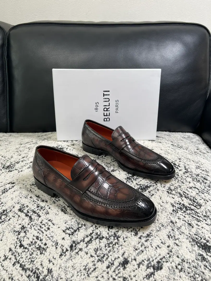 Berluti High Quality Top-level craft Brute. The counter is being synchronized with the original distribution configuration., Italian imports of cow flour, All imported water- dyeed cattle stubs., Shoes under the sole.: The original factory is super comfortable with the original base., The original factory and the single., Codes 39-44（Sold38 45 46）