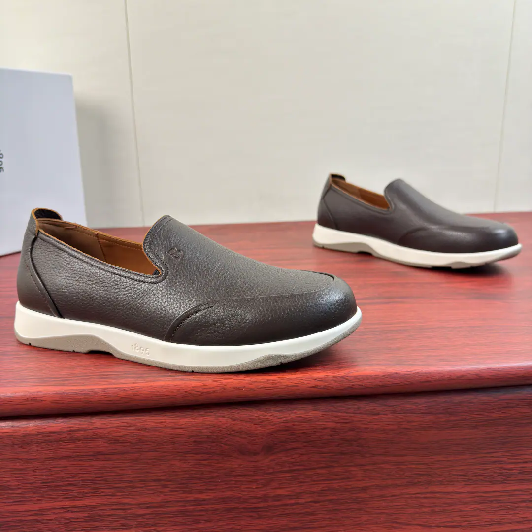 Berluti/Brute. A man's new leather-stale and lyric shoes.！ This leather leisure shoe. The shoe face is a soft-stitched cow., Skins are delicate and soft., Natural leather with warm radiance., ♪ The touch is soft and hard ♪, It's hard to break your feet.. Simple approximation style, Flip sewn structure and wrapping leather, by the dottedBAlphabet Details, Classic round head design, You can wear it like a horse., Inrebin has a high-end cow skin., The skin looks at the details., The pippe is all fine., ♪ Soft in touch ♪, It's a real shoe cushion.logoDetails of the logo, The back of the world is a remarkablely high cortex., Light rubber soles.. Full package！ Size: 39-40-41-42-43-44Skins size.（Customable 38.45.46） The cargo.: E ZFist. Curry