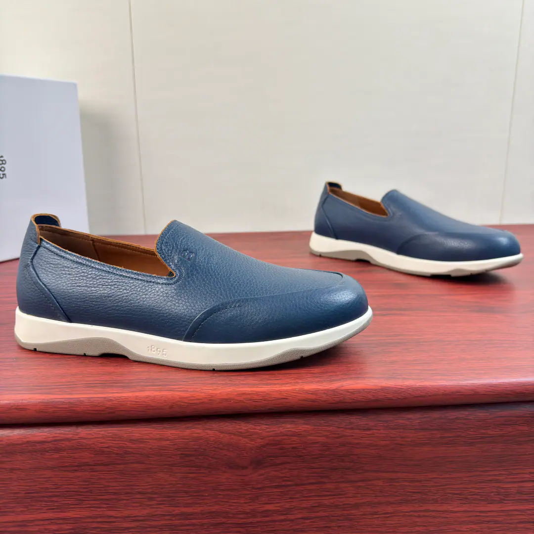 Berluti/Brute. A man's new leather-stale and lyric shoes.！ This leather leisure shoe. The shoe face is a soft-stitched cow., Skins are delicate and soft., Natural leather with warm radiance., ♪ The touch is soft and hard ♪, It's hard to break your feet.. Simple approximation style, Flip sewn structure and wrapping leather, by the dottedBAlphabet Details, Classic round head design, You can wear it like a horse., Inrebin has a high-end cow skin., The skin looks at the details., The pippe is all fine., ♪ Soft in touch ♪, It's a real shoe cushion.logoDetails of the logo, The back of the world is a remarkablely high cortex., Light rubber soles.. Full package！ Size: 39-40-41-42-43-44Skins size.（Customable 38.45.46） The cargo.: E ZFist. Blue