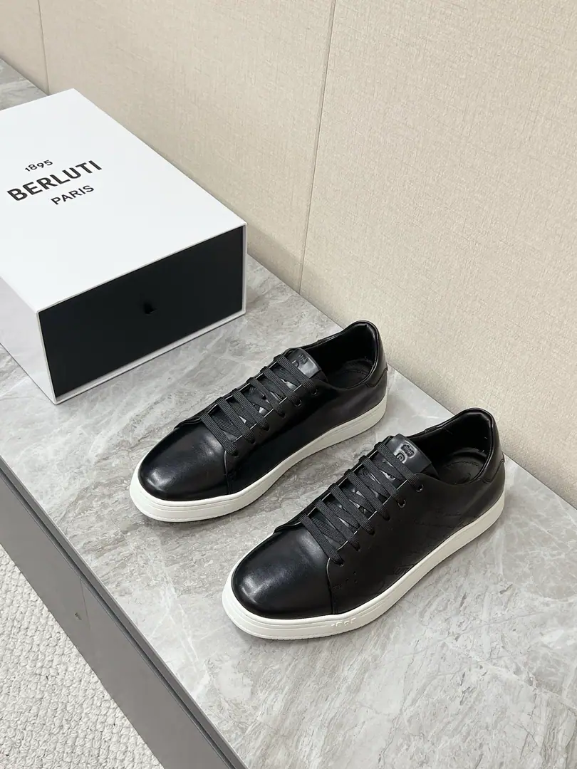 BerlutiThe latest old money and leisure shoes in Burrudy Springs. Berluti（Borrutti.）It's a French platter., AffiliationLVMHGroup The main hand-swiped cow skin. The main one is high-end men's shoes. Very simple, leisure shoes. The shoe is branded.VeneziaCowskin., Soft and delicate., The color of the distribution is full of marks.ScrittoHandwritten Stripes Jane's got a little bit of a low-end outfit. White rubber is thick. Lightly quantified and skating resistant No extra suture on the shoe. The whole cow's skin is in one shape. Artisanal oil dyeing process There are slight differences in each two-string colours. It's a quality that's unique to the hand.Size: 39-45