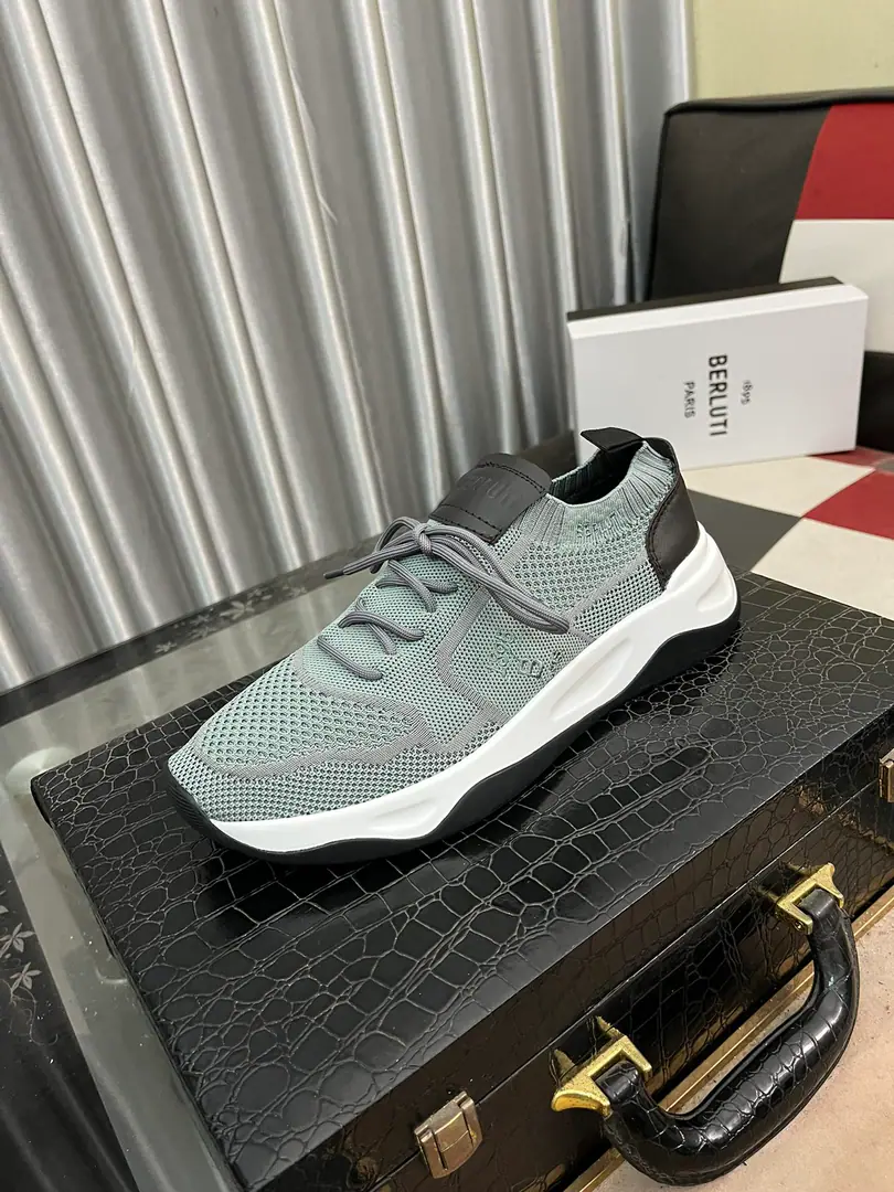 Get out of the factory.⌚️⌚️Berlui/Brute Brute's hand-skinned leisure shoes., Imported special skin colouring effect, The carving of the real sculptor. The most luxurious process. The rubber base is a special model in the skin of a cow. Slippers laser brand. Soyuz-head style design Jane is not a bad person. Shoe tongue.1895logoDetails of the badge Size: 38-44