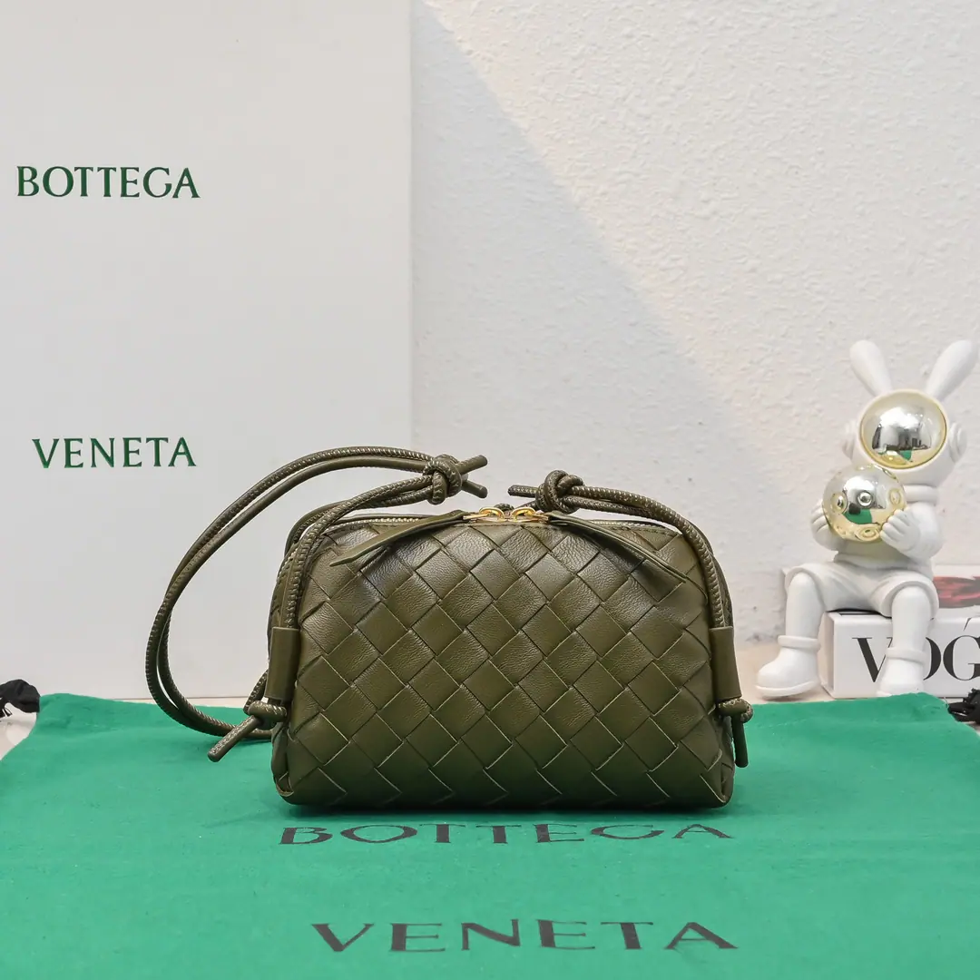 #BvNew paragraph Concert pouch I've seen the best mini-bots that can be used. 🎈 It's classic. lntrecciatoWeaver process✅ With a cortex with a double-head zipper., Open your mouth. Easy to release, Slip free modem length at the shoulder belt knot, i.e.🉑️Slash/Armor! You can be a handbag again. Little body. It's a big capacity. That's a good one.！The key is still on the table.！Come on.@Sisters come in this little, beautiful little bag. 👍 Model: 4258 Dimensions: 18.5*11.5*8.5