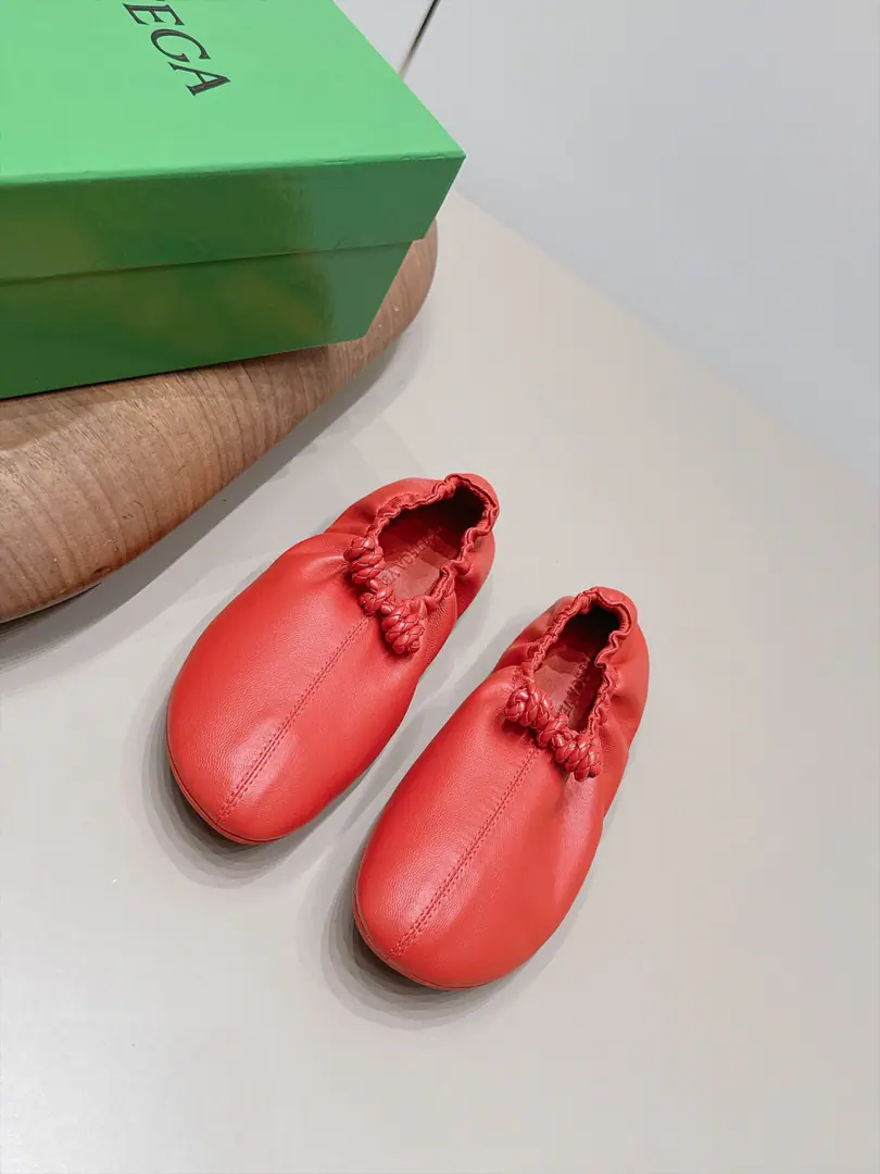 Get out of the factory.: 《Unique top version》 BOTTEG*A VENET*A26vsThe latest set of spring-roll shoes in the morning and autumn.…… 【Round head, wrinkled soles.】 The Jell-O are lucky., The Red Book is a big star.！- I'm so hot on my feet.！It's so beautiful.！This shoe has a great sense of excellence.！You're a good-looking fairy. It's a fashionable and design-oriented thing. Especially high because there's a gel cushion on the sole of the shoe that won't be tired for a day., With a sense of quality and quality., Don't be a good match for the last class., Soft Water, Take a rest.…… ❶Fabulous.: Original customized sheep skin ❷Uchi.: Original customized sheep skin ❸Foot.: Original customized sheep skin ❹Otsumi!: Original OpenTPUForm Bottom ❺Bottom: 1.0cm ❻Packaging: Original package ❼Codes: 35-39（40.41.42.Custom without re-offer） ☀Colours:Synchronise update of the network
