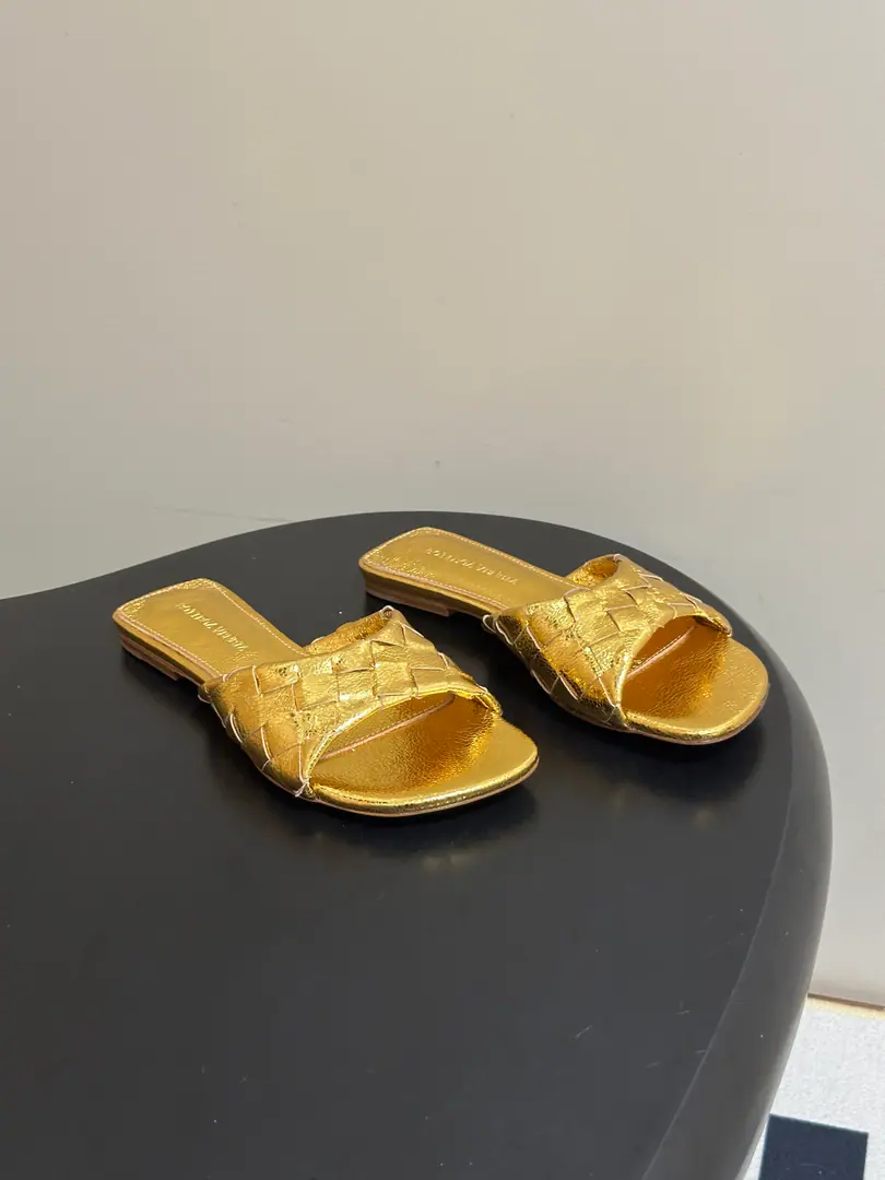 Top Quality BOTTEGA VENETA The Fluttershy. 2026Summer New Money BV LiviaMuller weaves sandals, squirts. ClassicIntrecciatoHand-weaving mythology, 12mmSoft and bottom height, ♪ Step on the loose ♪. The head is a very simple line., Low-saturated leather with a lot of gas.！Daily commute, It's all right for vacation., Low profile.logo, The quality is the best sign.！The beautiful fairy slippers are here.💥The money's gonna be tied up with Muller.！The delicate import is so soft and the skin is so strong.！Fine twisting decorations Jane is a very valuable man.！Low heels aren't tired., It's a steady walk.！Spring and summer just needed a single.！You can put on any dress., The pants are so emotional. The rich family is so full of slobber and slobber.！The Fluttershy. Bottega Veneta For every woman who walks around.. Shoe.: Customize weaves of cattle skin Inside, put your feet on the inside.: Bullskins. Shoes under the sole.: The Italian skin is a big thing. Codes: 35-39(40.41.42I'll make sure I don't change it.)
