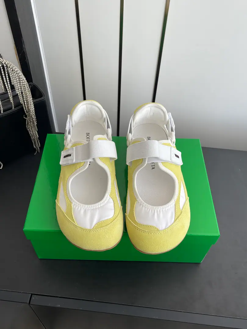 🏧𝐁𝐨𝐭𝐭𝐞𝐠𝐚 𝐕𝐞𝐧𝐞𝐭𝐚 Orbit FlashSpring and summer. Mary Jane. Leisure shoes. Sports shoes. BV Orbit FlashMary Jane blends the ancient graces with modern sports. - Oh, Pete.+nylon collage I'm full of quality and breath. Magic stickers. It's a perfect fit for the feet. Circle Head+Asak. The flex is so comfortable and beautiful that it's so ancient. Daily commute, Shopping., You can easily ride on a date. You can wear pants and dress them up. Original model rubber slider Codes: 35-41（40.41Do it.）