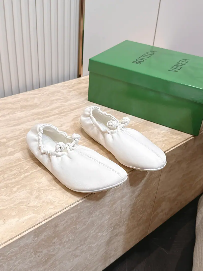 BOTTEGA VENETA BV26vsThe latest set of spring-roll shoes in the morning and autumn.……♪ Wrinkled and loosed ballet shoes ♪ The Jell-O are lucky., The Red Book is a big star.！The upper foot is so beautiful., Soft and soft is so good.. This shoe has a great sense of excellence.！You're a good-looking fairy. It's a fashionable and design-oriented thing. Especially high because there's a gel cushion on the sole of the shoe that won't be tired for a day., With a sense of quality and quality., Don't be a good match for the last class., Soft Water, Comfortable and leisure.…… ❶Fabulous.: Original customized sheep skin ❷Uchi.: Original customized sheep skin ❸Foot.: Original customized sheep skin ❹Otsumi!: Original Customized Rubber Bottom ❺He's tall.: 1.0cm ❻Packaging: Original package ❼Codes: 35-39（40.41.42.Custom without re-offer）