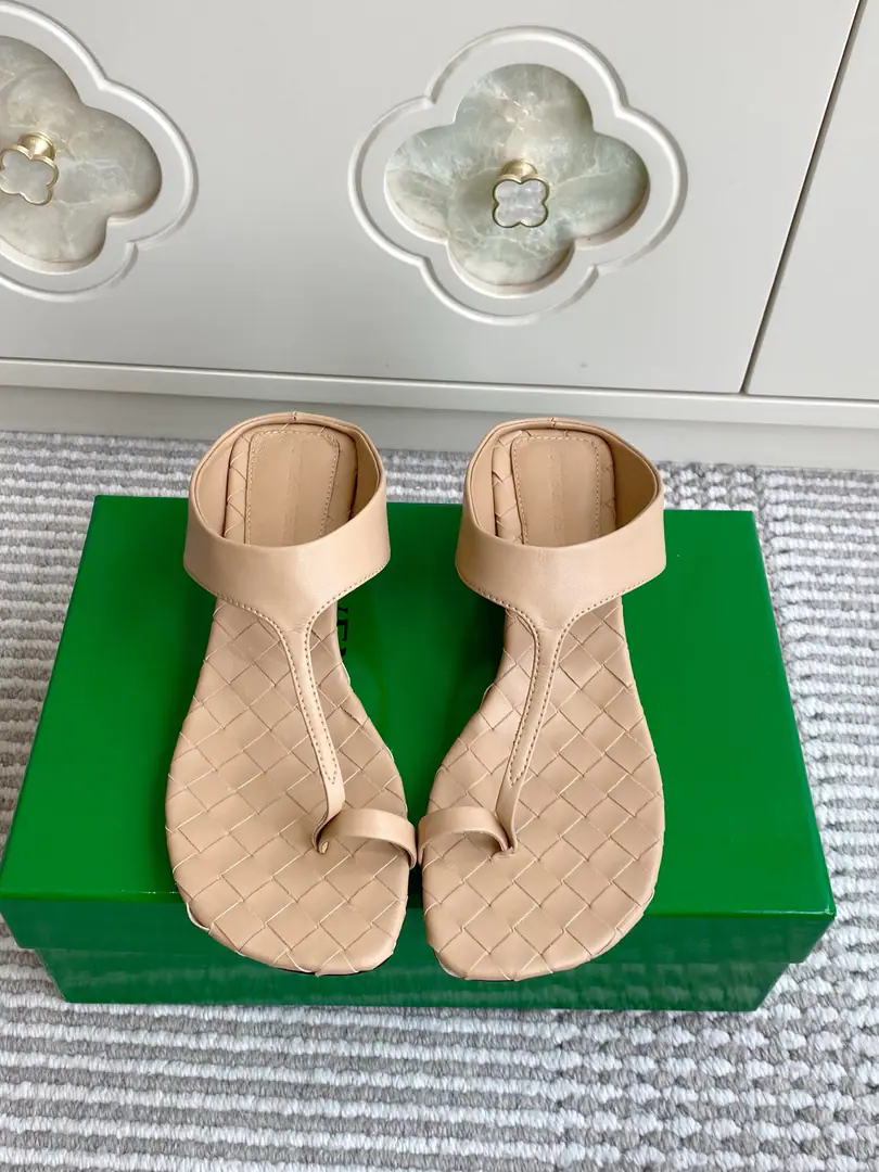 Batch 🐳BOTTEGA VENETA BV·Weavers with thick toes and sandals. MarkerIntrecciatoWeaving and shoe-beds., ♪ And the taste of the body fell ♪ TA toe-type.+No hindsight., It's a simple thing., ♪ On the upper foot, thin foot ♪ Round column thick and thick, Highly friendly, I'm not stressed out. Slippery leather., High-end colored. Import of sheep skin/It's a real piece of shit. He's tall.: 4cm size: 35-39（40.41.42Do it.）