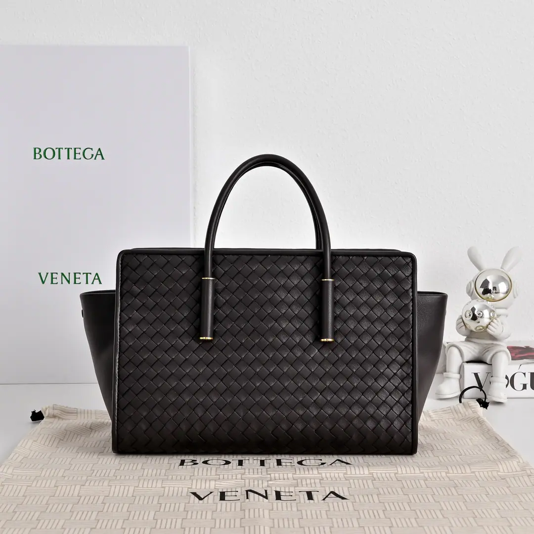 BV The little twilight of the Fluttershy.BarbaraComing!！Atmospheric rate Barbara👜♪ Roll out a lovely sister ♪👉Small Barbara, Shrink., There's no small space.！Building sense＋The handles., The line is sharp and soft and radians., Internal leather mirrors+Large capacity partition, Balancing the value of the color with the utility💯. The zipper's all right., Weaving is more of a seal.！Classic9x12Weaving with a cloudy little sheep's skin., Soft and luxuries., I'll just take it out and I'll have my taste.. Smaller sizes are more routine., I can fit in the usual stuff., You'll be out when you're easy to say., Self-respect., It's a good match., This year.BVA hot one.🤩 Paragraph: 5932 Dimensions: 30*20.5*18cm