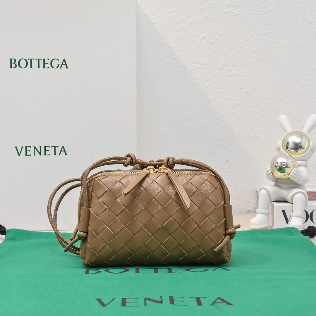 #BvNew paragraph Concert pouch I've seen the best mini-bots that can be used. 🎈 It's classic. lntrecciatoWeaver process✅ With a cortex with a double-head zipper., Open your mouth. Easy to release, Slip free modem length at the shoulder belt knot, i.e.🉑️Slash/Armor! You can be a handbag again. Little body. It's a big capacity. That's a good one.！The key is still on the table.！Come on.@Sisters come in this little, beautiful little bag. 👍 Model: 4258 Dimensions: 18.5*11.5*8.5