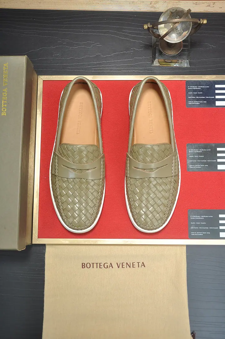 Get out of the factory. 【Botteg Venetta(BV)】（In the whole cow's skin.）New exclusive. New money for the network. Top-of-shoe calf skin made above the shoe surface A delicate touch. The quality of luxury. For men's delicate weights. It's a noble place to be. A carefully designed Mark hand-made stitch. Fluid Lines Inside the whole cow. Sweatwash comfort. 38-44