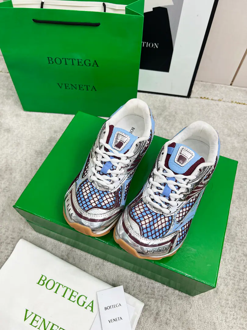 Get out of the factory. Top Version（Couple money.） Bottega VenetaThe Fluttershy's Four Seasons Show.BV OrbitSports shoes Wang Yi Bo Same paragraph Lovers' leisure shoes, dad's shoes.！RunnerSports shoes！Original procurement development！ Use of original light-technology web-based fabrics, Original unamended！Process complex！ Design rubber for the outside with geometric patterns The King's Bomb Series. High Version It's actually a lot higher., Still the same little legs. Very.nice. - You're a man of play., Matching Packed shoe process Admit High Version The original version of the Big Bottom is unique., Select ScrewTPUOtsumi!, The material weight is identical.！ Size:#Women35-41 （40 41Custom without re-offer） Men39-45(45Code custom is not to be changed)