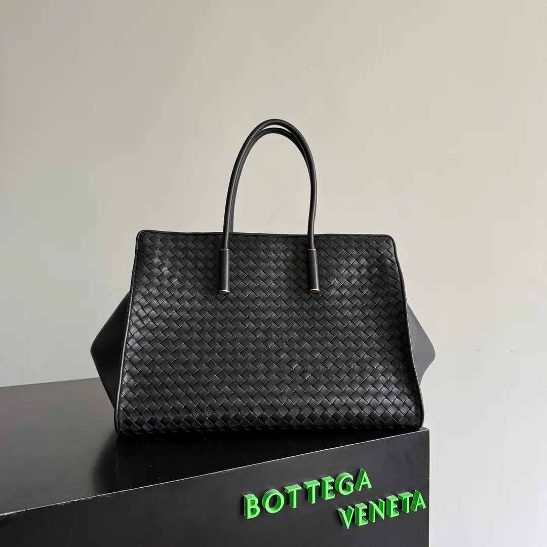 The latest one is coming.👉♪ And all the calls came out ♪🥰 BV BarBaraTot's handbag., A violent attack.✨ ！A tube handle with a low profile brass., The details are all about the process., A contour of the architectural senses of the square made of the film, It's so cozy and so inclusive.~ The zipper's all right., Weaving is more of a seal.！Classic9x12Weaving with a cloudy little sheep's skin., Soft and luxuries., The contents of the collection of makeup mirrors are very good.～♪ Bringing a sense of luxury to yourself ♪, I'll just take it out and I'll have my taste.. It's so big and out of reach., Telecommuting, Date, One pack for a short trip., The workers are ecstatic.！The wide shoulder belt is completely untangled., And self-respect is friendly.. Paragraph: 868327 Dimensions: 37*27*24cm