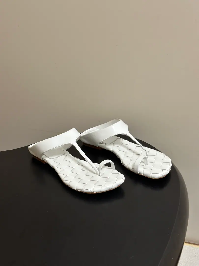 Top Quality BOTTEGA VENETA The Fluttershy. 2026Summer New Money BV Livia The toes weave the sandals with the toes on the bottom. ClassicIntrecciatoHand-weaving mythology, 12mmSoft and bottom height, ♪ Step on the loose ♪. The head is a very simple line., Low-saturated leather with a lot of gas.！Daily commute, It's all right for vacation., Low profile.logo, The quality is the best sign.！The beautiful fairy slippers are here.💥The money's gonna be tied up with Muller.！The delicate import is so soft and the skin is so strong.！Fine twisting decorations Jane is a very valuable man.！Low heels aren't tired., It's a steady walk.！Spring and summer just needed a single.！You can put on any dress., The pants are so emotional. The rich family is so full of slobber and slobber.！The Fluttershy. Bottega Veneta For every woman who walks around.. Shoe.: Customize weaves of cattle skin Inside, put your feet on the inside.: Bullskins. Shoes under the sole.: The Italian skin is a big thing. Codes: 35-39(40.41.42I'll make sure I don't change it.)