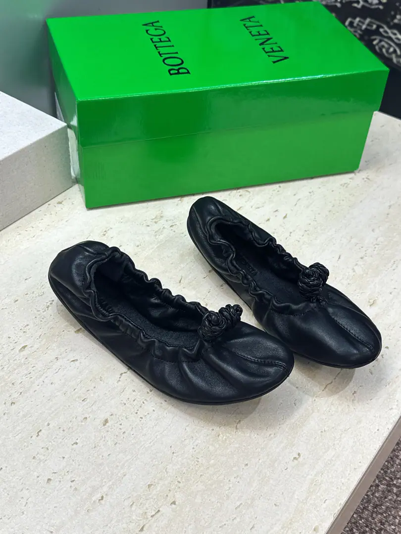 Plant prices Top Bottega Veneta The Fluttershy.2026Spring and summer, Mary Jane Ballet. BVLetterlogoA square head weaves dancing shoes. Material:I'm a mixed-skinned goat.+In the skin of the sheep.+Original modeling slides over base Size: Female size35-42(40.41.42Custom without re-offer）