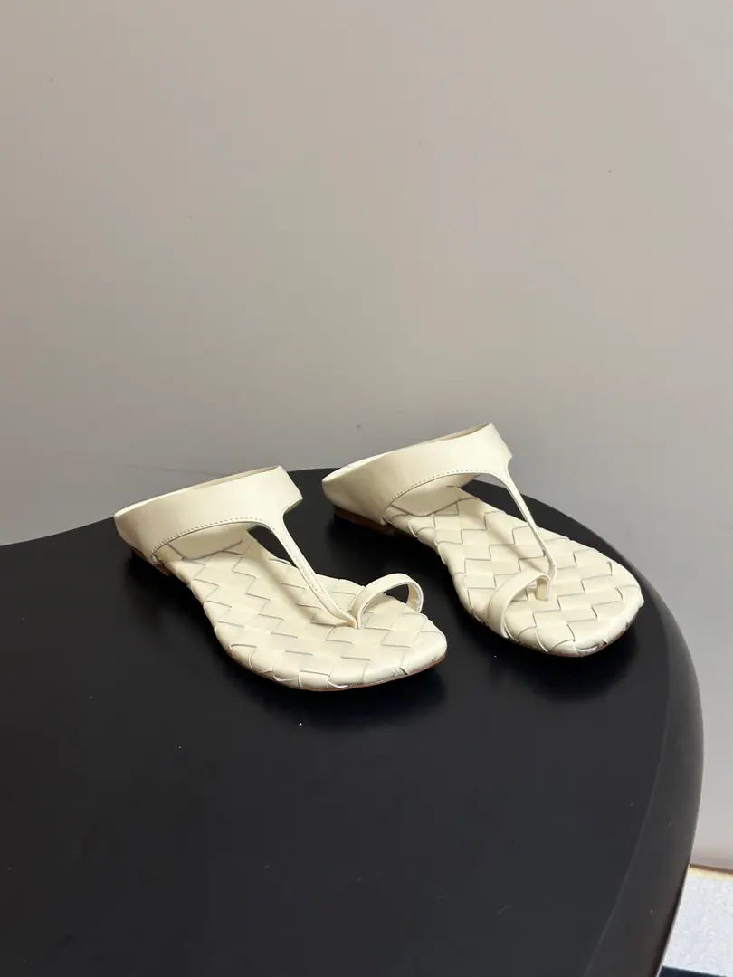 Top Quality BOTTEGA VENETA The Fluttershy. 2026Summer New Money BV Livia The toes weave the sandals with the toes on the bottom. ClassicIntrecciatoHand-weaving mythology, 12mmSoft and bottom height, ♪ Step on the loose ♪. The head is a very simple line., Low-saturated leather with a lot of gas.！Daily commute, It's all right for vacation., Low profile.logo, The quality is the best sign.！The beautiful fairy slippers are here.💥The money's gonna be tied up with Muller.！The delicate import is so soft and the skin is so strong.！Fine twisting decorations Jane is a very valuable man.！Low heels aren't tired., It's a steady walk.！Spring and summer just needed a single.！You can put on any dress., The pants are so emotional. The rich family is so full of slobber and slobber.！The Fluttershy. Bottega Veneta For every woman who walks around.. Shoe.: Customize weaves of cattle skin Inside, put your feet on the inside.: Bullskins. Shoes under the sole.: The Italian skin is a big thing. Codes: 35-39(40.41.42I'll make sure I don't change it.)