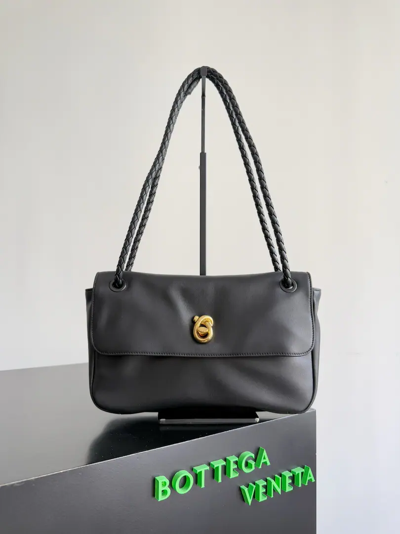 Bottega VenetaNew paragraph Madison Bags, We'll sew the retro and Mordon into the design.✨ Classic. BV Elements——Weaving shoulder belts, It's made out of fine craft., A symbolic gold twisting lock., The low profile is so noble.. One shoulder., ♪ The loose and the stylish ♪～Flip+Gold twist the locks., Details control ecstasy.！Flip Design, Not only does it add the resonance of the handbag., It also provides safer protection for the items.. It's a perfect wrapping size., It's not too stupid., And you'll be able to meet your daily needs.. BV New paragraph Madison Handbag., It's not just a fitting., It's more of an extension of your fashion attitude.. Come and get it in the bag., Start a new chapter of fashion for you.！ Paragraph: 836296 Dimensions: 27*16*6cm