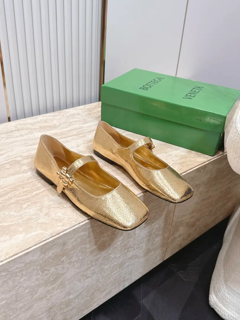 BOTTEGA VENETA 26vsThe latest set of spring-roll shoes in the morning and autumn.……BVA pair of flat shoes with a side end. The Red Book is a big star.！It's beautiful on the upper feet.！This shoe has a great sense of excellence.！You're a good-looking fairy. It's a fashionable and design-oriented thing. Especially high because there's a gel cushion on the sole of the shoe that won't be tired for a day., With a sense of quality and quality., Don't be a good match for the last class., Soft Water, Take a rest.…… ❶Fabulous.: Original customized sheep skin ❷Uchi.: Original customized sheep skin ❸Foot.: Original customized sheep skin ❹Otsumi!: Original custom customized for real leather ❺He's tall.: 1.0cm ❻Packaging: Original package ❼Codes: 35-39（40.41.42.Custom without re-offer）