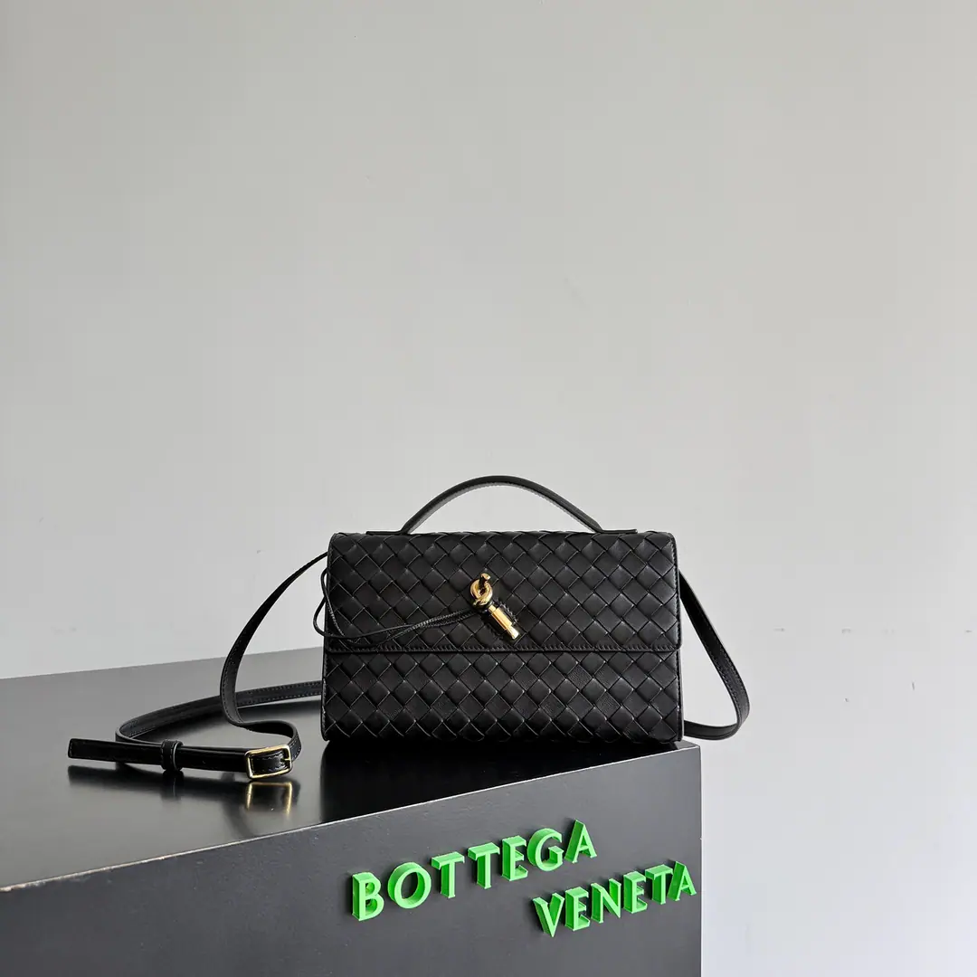 Paragraph: 814398077 BVThe Fluttershy. 26 Winter New Andiamo Clutch 25New✨ ClassicIntrecciatoHandweaving, Plum-skins., ♪ My hands are tender and tender ♪, The long-term stunned., You bring a very short handle., Combination with a long shoulder belt., Handy., Slashy, One pack unlocks both styles.. The lock details are fine., No exaggeration.logo, It's all about the process.. We're running out of capacity., Cell phones, Pizza., You can take lipstick., No matter what the holiday gift.🎁, It's all right to have a nice little bag for yourself.～ Dimensions: 24*13.5*7cm