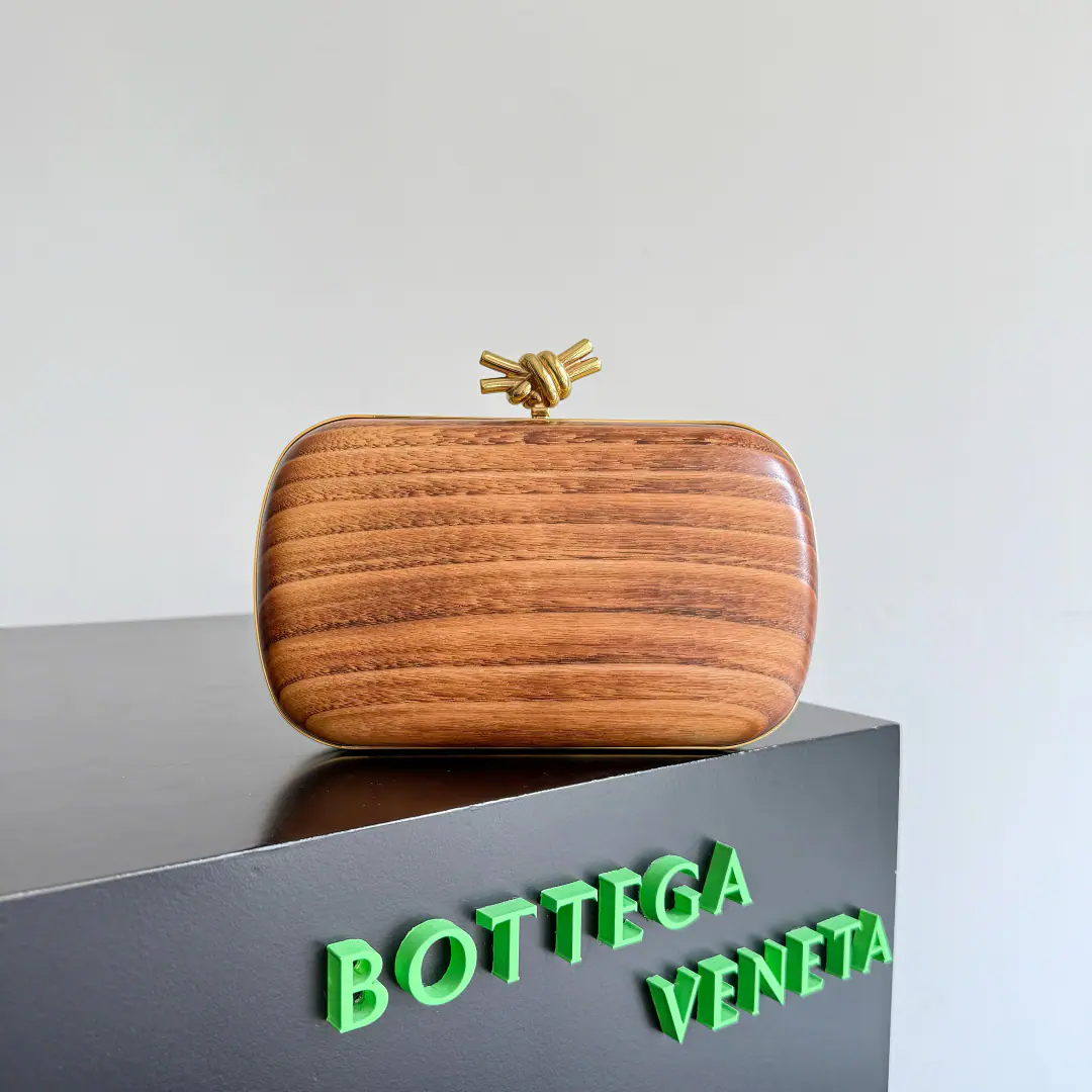 BOTTEGA VENETA2025NewkontDinner bag. When the wood's natural texture meets the side of the brass bag, BVThe dinner bag became a fashion art., Every wood is a mark of time., ♪ Fine and unique ♪. The brass metal button is like a starlight stint., Open it all up to ritual.. It's the focus of the dinner., It'll take your finest things easy., The wood's warmth collide with the cold metal., In the air., The glimmer of the small crowd., I'll let you at every feast., They're all uniquely attractive.. Paragraph: 804292(717622) Colours: Chestnuts. Dimensions: 20.5*6*12.5cm