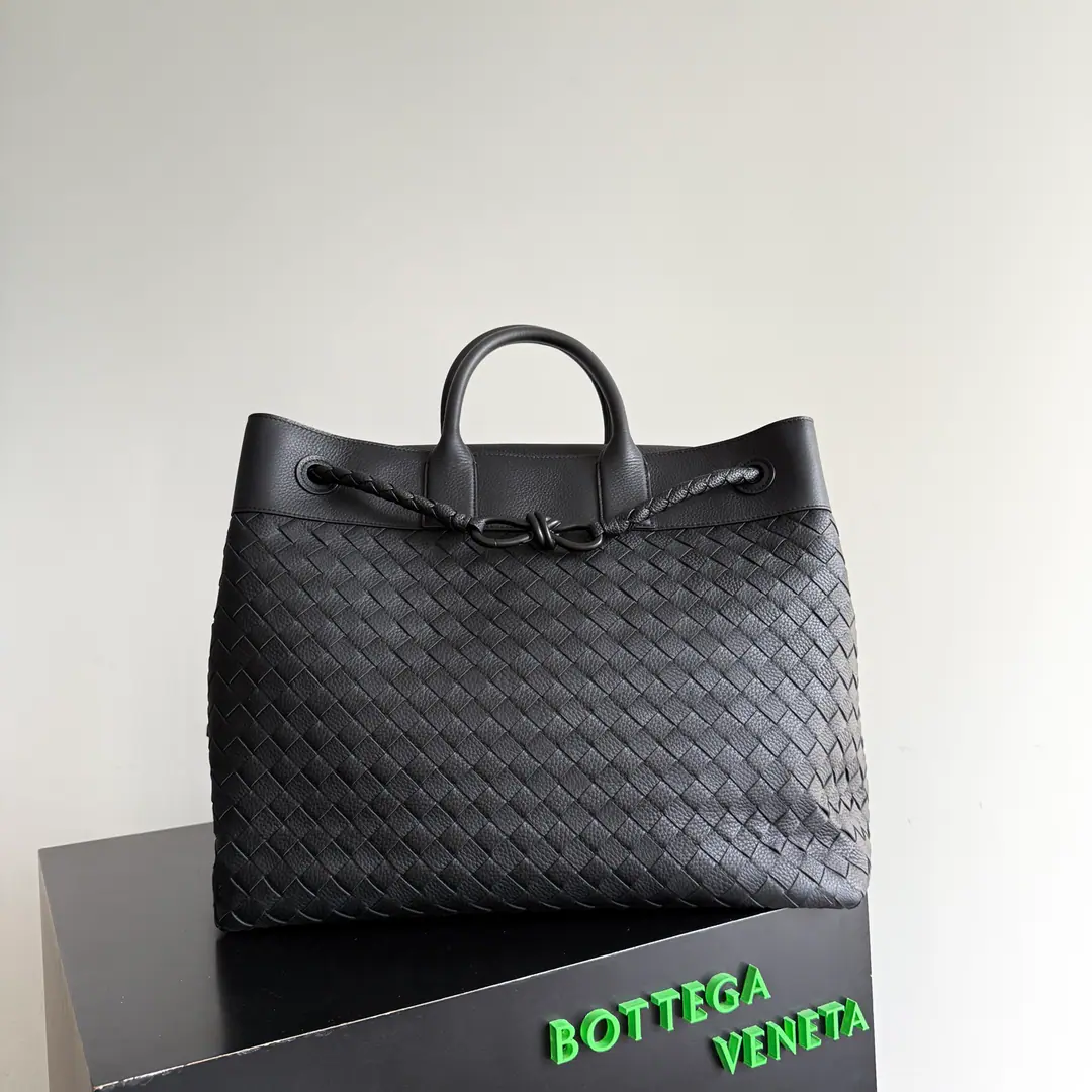 Bottega Veneta 2026Summer is all black.Andiamo Voyager You recommended this low-profile, luxuriant creature for the big bag you've been looking for.！It's not so much as a good job., I'll take care of the day stuff., The weekend trip.. Neutral style, Designed for modern urban women and men, This time, we'll use a soft, scalding skin., It's warm.🦌, All metal parts are black and dark., - Niceness.UP！Adjustable to unwind slanted shoulder belts, I mean, whether it's a business meeting or a city adventure., You're in control of the whole place.. It's a single thing that can be accompanied for long., It's worth it.！ Paragraph: 827066 Dimensions: 43*39*20cm