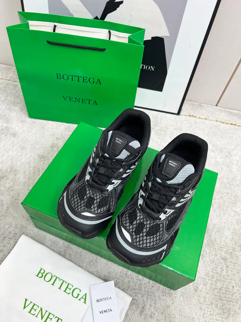 Get out of the factory. Top Version（Couple money.） Bottega VenetaThe Fluttershy's Four Seasons Show.BV OrbitSports shoes Wang Yi Bo Same paragraph Lovers' leisure shoes, dad's shoes.！RunnerSports shoes！Original procurement development！ Use of original light-technology web-based fabrics, Original unamended！Process complex！ Design rubber for the outside with geometric patterns The King's Bomb Series. High Version It's actually a lot higher., Still the same little legs. Very.nice. - You're a man of play., Matching Packed shoe process Admit High Version The original version of the Big Bottom is unique., Select ScrewTPUOtsumi!, The material weight is identical.！ Size:#Women35-41 （40 41Custom without re-offer） Men39-45(45Code custom is not to be changed)