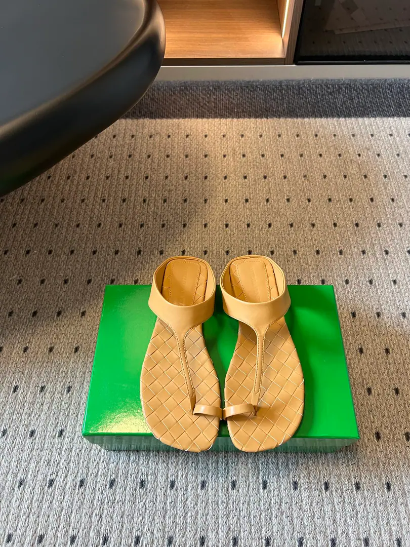 Top Quality Bottega Venet*BVSummer's new toes are flat. ♪ The summer mood of the ancient arts ♪, The whole shoe is hand-woven., BriefTA toe-set foot set., Low-saturated, multicoloured, gentle looking.. It's a linen dress., Big leg, loose pants., Short jeans., A beach vacation., I'm shopping everyday., Tea is always good for the afternoon., It's easy to build a slubber and a simple mix.. Shoe.: Bullskins. Uchi.: Hand-woven cattle skin Otsumi!: The Italian skin is a big shot. size: 35-41Code（40, 41Code custom is not to be changed）