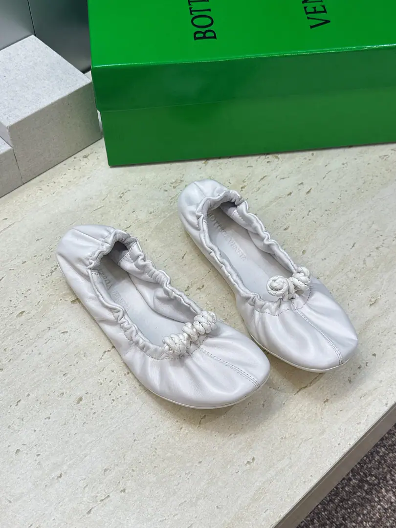 Plant prices Top Bottega Veneta The Fluttershy.2026Spring and summer, Mary Jane Ballet. BVLetterlogoA square head weaves dancing shoes. Material:I'm a mixed-skinned goat.+In the skin of the sheep.+Original modeling slides over base Size: Female size35-42(40.41.42Custom without re-offer）