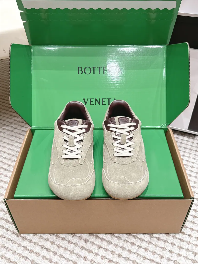 Requisition level #Couple money. BV 26/LatestOrbit FlashSeries Couple money. Leisure shoes. Bottega Veneta The Fluttershy.BVLatestOrbit FlashSeries Couple money. Retro. Network Leisure Sports shoes Run! Dad's shoes. Original procurement development Make the goods. Bottega Veneta By 90The ancient style of freedom and follow-through., Launch a new neutral sneakers. Orbit Series While keeping the rest comfortable, A fine sculpture of a model design., The selection net-covering feed echoes brand brand brand branding.Intreccio Weaving elements, And I'm gonna use it to get a light foot.. And with the fine design of the foreword, bring a new act., In the collision of functions with contour, honor the personality., To create a style that is never out of date.. Developments”Yes.Matthieu Blazy One of the most important design concepts.. While wearing comfort., And you can finely modulate the foot line., You can be free to mix pants or skirts., ♪ Take a great deal of day-to-day style ♪ Fabulous.: Original customized imports of cattle skin+Network Uchi.: Import into the air network.+Lamb skin.l Shoes under the sole.: Original Open Model Slide-InTPUMaterial Bottom: 3CM Size: Female35-40 / Men39-45