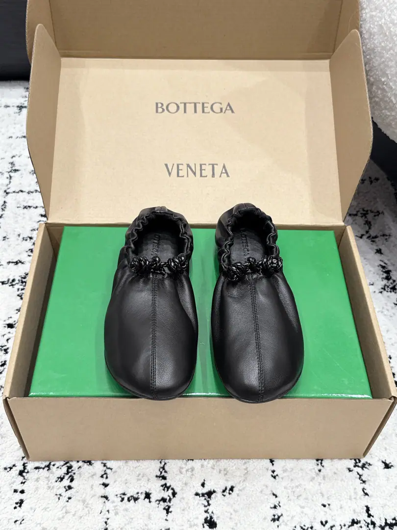Bottega Venet*BV 26/ Summer's new wrinkled and tight ballet shoes. A sense of a chilling atmosphere with a lazy heart., The round shoe with the shoe-side hand-wrinkled rope., Soft with the same type, The quality of the lazy class is perfectly interpreted.. The mix is very broad., A long knitting dress is soft and lazy., With broad legs, you're a little bit more airy., Daily commute, You can ride easy.. ✔️Shoe.: Lamb skin. ✔️Uchi.: Lamb skin. ✔️Otsumi!: TPUOtsumi! ✔️size: 35-40Code（40Custom without re-offer）