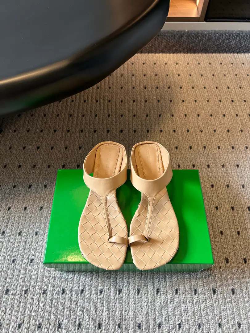 Bottega Venet*BVSummer's new weaving and toes and sandy tows. Bringing up the loosely ancient style, The classic knitting road is full of shoes., BriefTType-button design, It's a nice, smooth, stylish foot., Low profile, high-level, lazyness.. With cowboy legs., A half-clothed dress., Rhythms., The holiday is a perfect match for the dress., I'm shopping everyday., A beach vacation., A coffee shop., It's a good thing to go out for a short trip.. Shoe.: Bullskins. Uchi.: Bullskins. Otsumi!: Italy is a big-ass place. size: 35-41Code（40, 41Code custom is not to be changed） He's tall.: 4cm