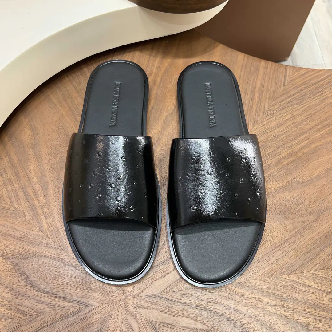 🔥 BVA lightly and lightly man drags a tow. BOTTEGA VENETASame quality., Select Ostrich Skins, It's delicate, sophisticated and dutiful. A simple word for broadband design, Nice and impressive., Low profile luxury. Base level slides down., The shock is comfortable., I'm not tired of walking. ✅ 39–44Code 38/45/46Customable ✅ Black/Brown./Ash/CHOI Ching4Colour Optional Summer with shorts., The spare pants are so beautiful., The Luxury Party closed its eyes.！