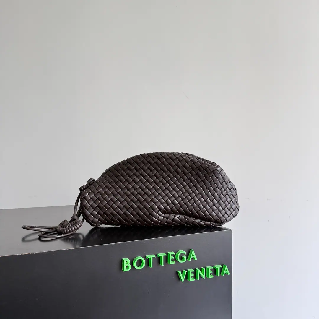 Bottega Veneta Show money.OndaHere comes the bag with the hand.🥳！2026Summer New Money, Use classic Intrecciato Weavers shape wave-like shell shapes, And in Italian, the waves.（onda）Name of the word, Through the art of interpreting romantic poetry from the ocean.. The bag is soft.NappaThe skin of the lamb is weaved., The contours of the circle are shaped by the cushioning process, Touch it.QQThe bullet is strong., Top is for invisible magnets., I'll wear a little wand and wristline.😎Cell phones, I can easily load my daily supplies like lipstick.. Paragraph: 867352 Dimensions: 40*15*15cm