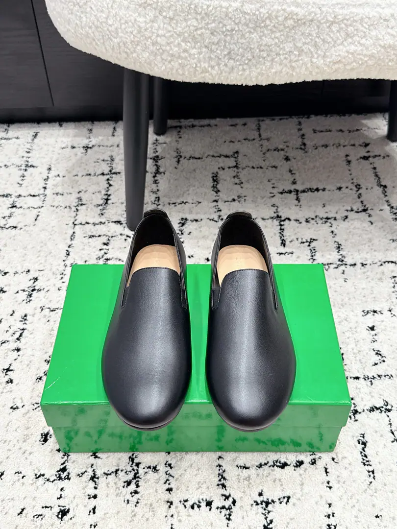 Bottega Venet* BV 26/ The new one is very simple and flat, and all the Loafers. ♪ A smooth, smooth shoe cut ♪, No extra fancy decorations., The most simple line is a high-level relief., Clean air shoes., The lower the tone, the more qualitative it looks., The eye is full.. A classic one-legged stripping design., The lazy man goes out for a second and squeezes it., No need to bother with the adjustment., I walk around every day.. The whole thing's a better way to walk., Walking long., I don't have to worry about my shoes., Practicing.. ✔️Fabulous.: Bullskins. ✔️Uchi.: Lamb skin. ✔️Otsumi!: That's a big one. ✔️size: 35-42（40 41 42I'll make sure I don't change it.）