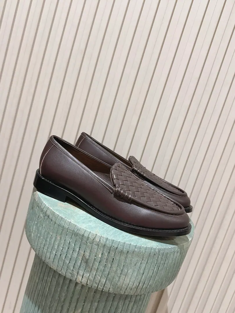 Top Version Bottega Veneta/BV F 2026ssNew one is hand-woven. AstaireLeFlell Shoes. Original-to-one approach Another trend in the current state of mind. The ceiling.！It's the most all-colored. Finely flat The fabric. Same color and skin. Design with heart Never. It's cozy and durable. The shoe-faced line is a car with an Italian computer. - I'm doing a little work.💯 ✔Shoe-faced material Importing cow skin Handweaving ✔The foot of the mat is a sheep's skin. ✔I'll use the original to open the screen. That's a big deal. ✔Shoe bags are covered with glue.logoProcess Market top ✔Use thermomelted stylist. Back up. Easily bounce without change ✔Codes: 35-42（40 41 42 Custom without re-offer）