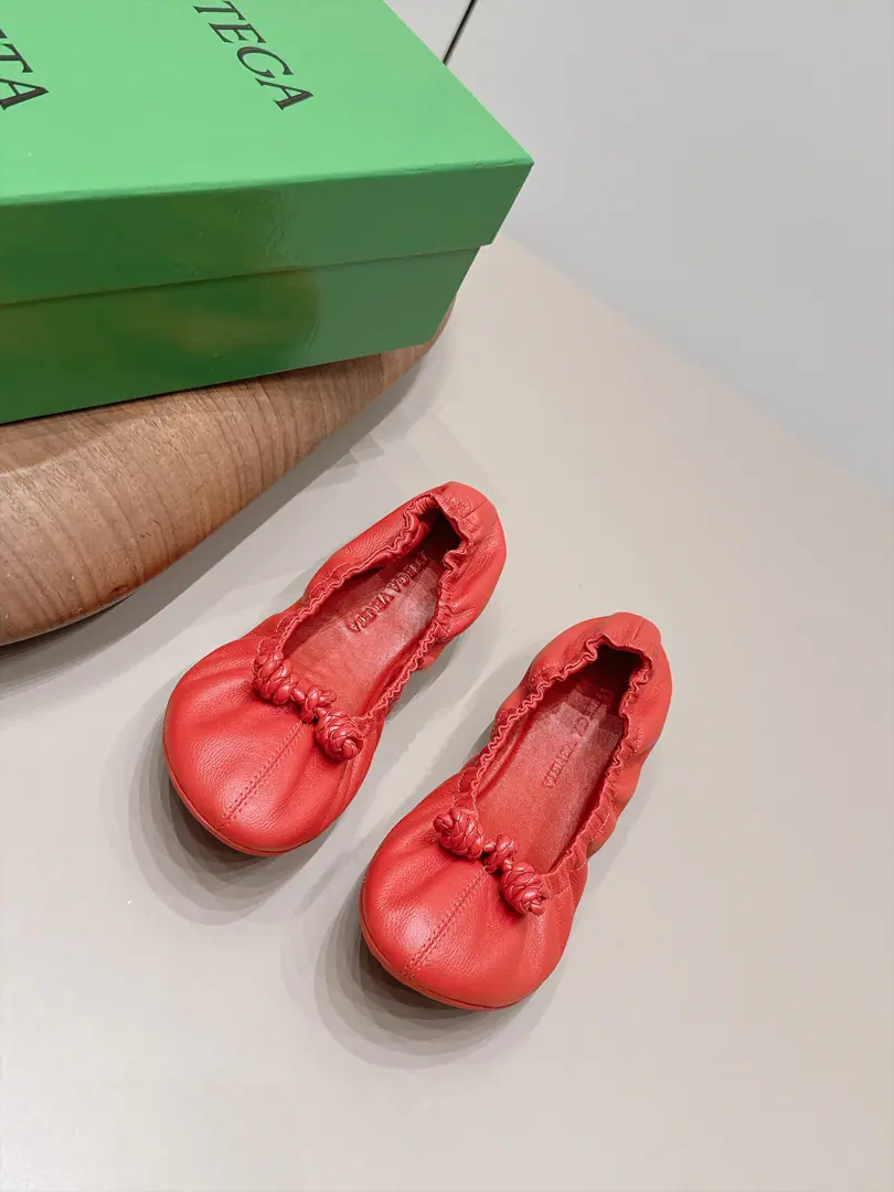 Get out of the factory.: 《Unique top version》 BOTTEG*A VENET*A26vsThe latest set of spring-roll shoes in the morning and autumn.…… 【Round head, wrinkled soles.】 The Jell-O are lucky., The Red Book is a big star.！- I'm so hot on my feet.！It's so beautiful.！This shoe has a great sense of excellence.！You're a good-looking fairy. It's a fashionable and design-oriented thing. Especially high because there's a gel cushion on the sole of the shoe that won't be tired for a day., With a sense of quality and quality., Don't be a good match for the last class., Soft Water, Take a rest.…… ❶Fabulous.: Original customized sheep skin ❷Uchi.: Original customized sheep skin ❸Foot.: Original customized sheep skin ❹Otsumi!: Original OpenTPUForm Bottom ❺Bottom: 1.0cm ❻Packaging: Original package ❼Codes: 35-39（40.41.42.Custom without re-offer） ☀Colours:Synchronise update of the network