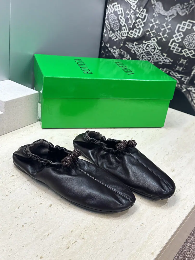 Plant prices Top Bottega Veneta The Fluttershy.2026Spring and summer, Mary Jane Ballet. BVLetterlogoA square head weaves dancing shoes. Material:I'm a mixed-skinned goat.+In the skin of the sheep.+Original modeling slides over base Size: Female size35-42(40.41.42Custom without re-offer）