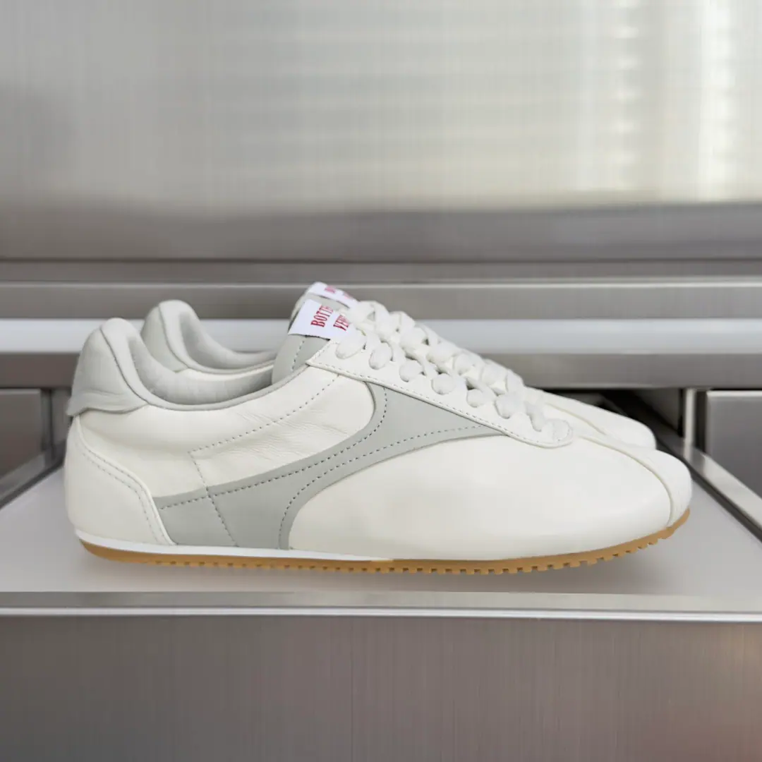 Top Version: Female/Men Bottega Veneta The Fluttershy.BV ShotSeries - Tetsu. Leisure Sports shoes 26Winter New City sneakers. Inspired by sport. SHOT Yes.“Fire!”Meaning The moment of rapid change in the movement is captured. Flexible shoe body and light shoe bottom design And they're responding to the dynamics of the shoes., Light, The stunned sense of profit.70The construction of the sandals in the training years. Stereo-collage through sutures on both sides ♪ Make shoes radians that fit their feet ♪ Not to crush the invisible height of your toes. Send a cabinet for fine packaging🛍📦 ▪️Fabulous.: Original customized head-level cattle skin ▪️Uchi.: Imports of soft sheep skins ▪️Shoes under the sole.: Original Open Model Slide-InTPUMaterial ▪️Bottom: 3CM ▪️Size: Female35-41 / Men39-45