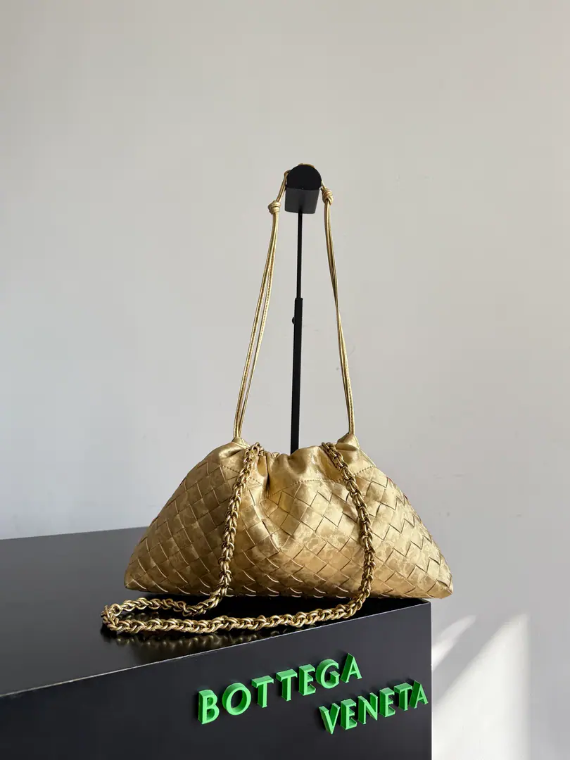 BOTTEGA VENETA 2025Ms. New.Dustbag NotteHandbag. It's always popular when it comes to the market.Dustbag- The chain clause.！！The handbacks remind you of the classic bag.Pouch, Light and elegant., The retained rope design allows the bag to be used as a armpit., Longer chains., It's a perfect match for the girls who like to free their hands and slant their backpacks., No matter what kind of back-up., You can change your back based on the occasion and the mood of the day.🪄🪄I got a wide-ranging package., I've done a little visual refractory on the skin., The skin is velvet in quality., The bag can accommodate small umbrellas and water cups easily., The inside is nylon., And it's so easy to carry. Paragraph: 844626 Dimensions: 33*19*8cm