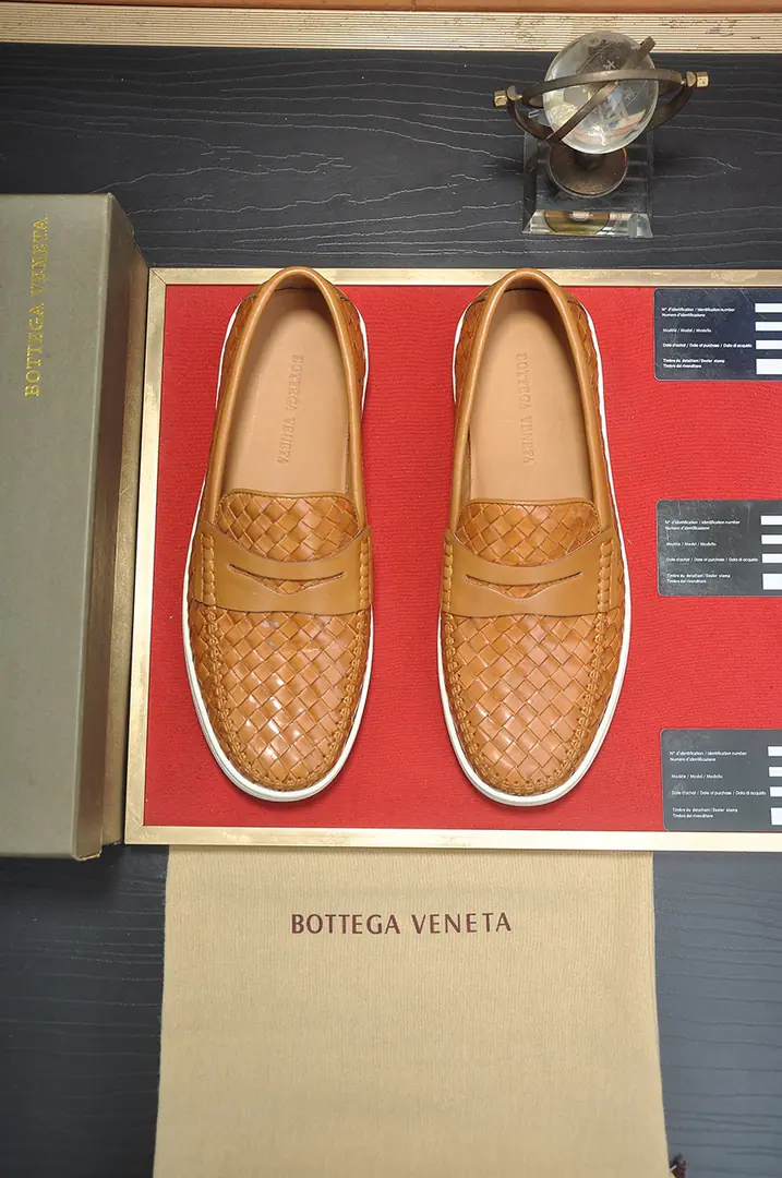 Get out of the factory. 【Botteg Venetta(BV)】（In the whole cow's skin.）New exclusive. New money for the network. Top-of-shoe calf skin made above the shoe surface A delicate touch. The quality of luxury. For men's delicate weights. It's a noble place to be. A carefully designed Mark hand-made stitch. Fluid Lines Inside the whole cow. Sweatwash comfort. 38-44