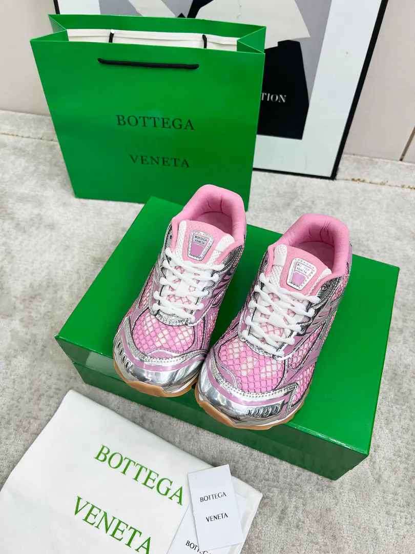 Top Version（Couple money.） Bottega VenetaThe Fluttershy.23ssAutumn and Winter Show.BV OrbitSports shoes Wang Yi Bo Same paragraph Lovers' leisure shoes, dad's shoes.！RunnerSports shoes！Original procurement development！ Use of original light-technology web-based fabrics, Original unamended！Process complex！ Design rubber for the outside with geometric patterns The King's Bomb Series. High Version It's actually a lot higher., Still the same little legs. Very.nice. - You're a man of play., Matching Packed shoe process Admit High Version The original version of the Big Bottom is unique., Select ScrewTPUOtsumi!, The material weight is identical.！ Size:#Women35-41 （40 41Custom without re-offer） Men39-45(45Code custom is not to be changed)