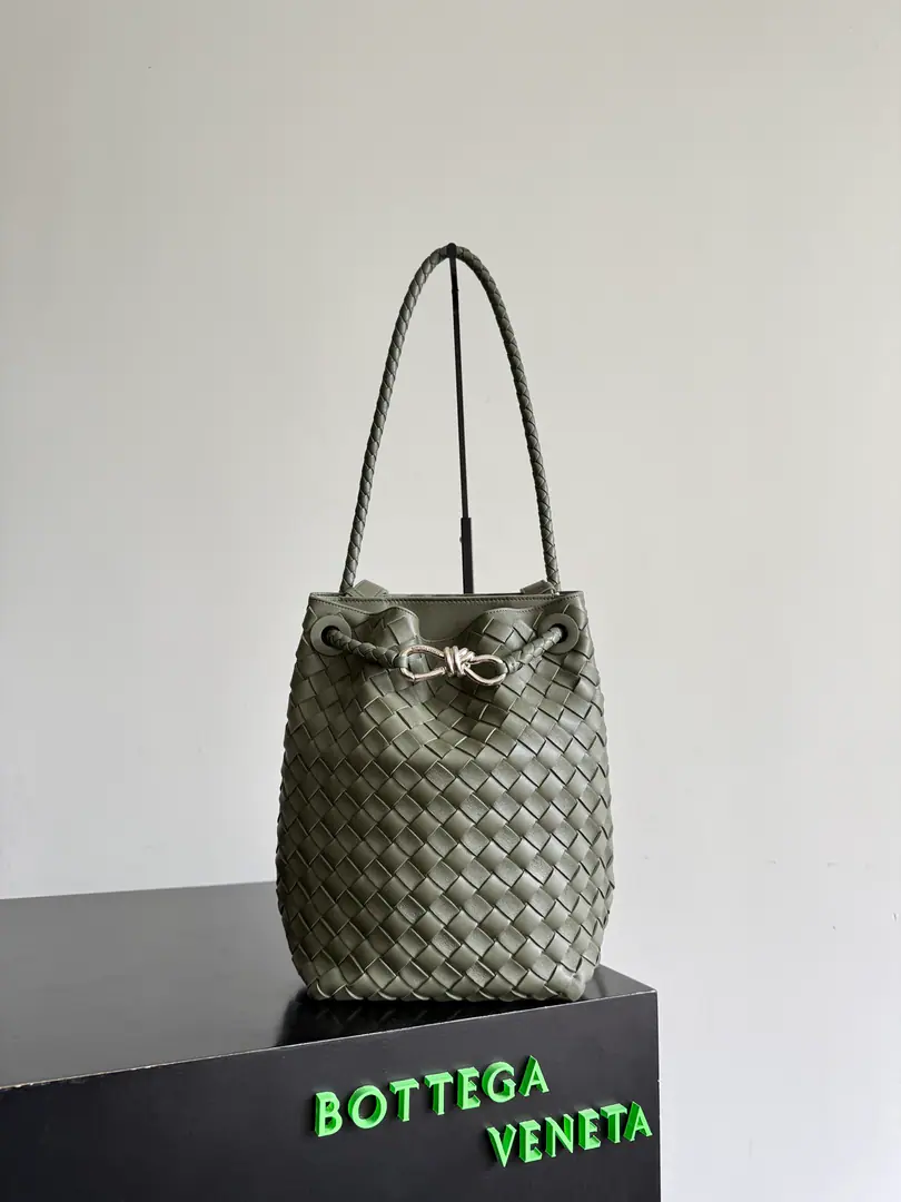 Bottega Veneta AndiamoWrote bucket bags, AdoptionIntrecciatoHand-weaving process, NappaPlum-skins., ♪ Soft and delicate ♪, Metal cord button design is simple and recognizable., It's a break and a decoration., Medium Capacity, I can handle my time off., Hands., Armor!, Slash multiple backs., It's practical and fashionable., Autumn with a sweater., ♪ Make a sense of the slobgy atmosphere ♪, Holy Paragraph: 855759 Dimensions: 18.5*30*11cm