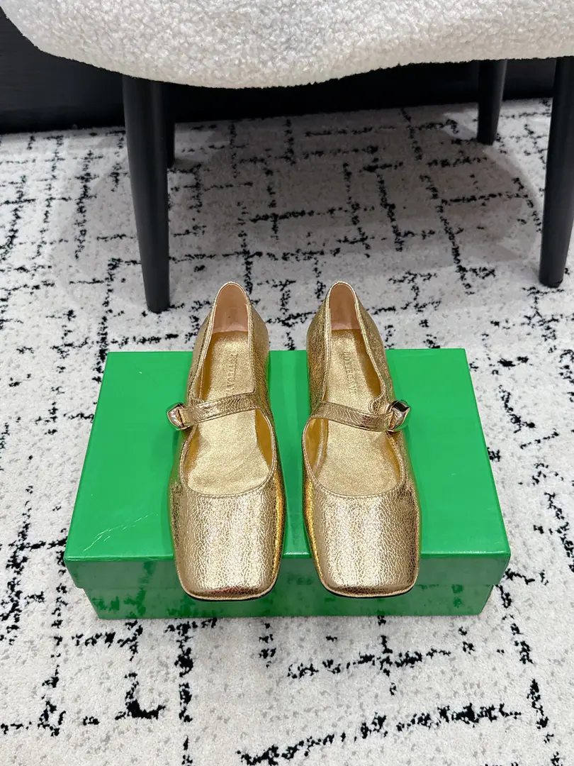 Bottega Venet*26/ The new spring and summer metal is tied to Mary Jane's shoes. A soft, smooth-looking pair of shoes., It's a weakness., Better modulate the foot line., The visual is fine and delicate., I'm so happy with the various feet.. Shoes with fine metal decorative buttons., It's a simple thing, and it's a whole thing., A perfect, easy, careful machine., It's not too much to say., The high senses are straight up.. One word with Mary Jane's classic., ♪ And the backs are firmly tied ♪, Walking and walking are not easy to slip down., And it's a balance between beauty and utility.. A shoe-type design for Asak., ♪ Sneak the legs ♪. ✔️Fabulous.: Lamb skin. ✔️Uchi.: Lamb skin. ✔️Otsumi!: It's a real piece of shit. ✔️size: 35-42（40 41 42 Custom without re-offer）