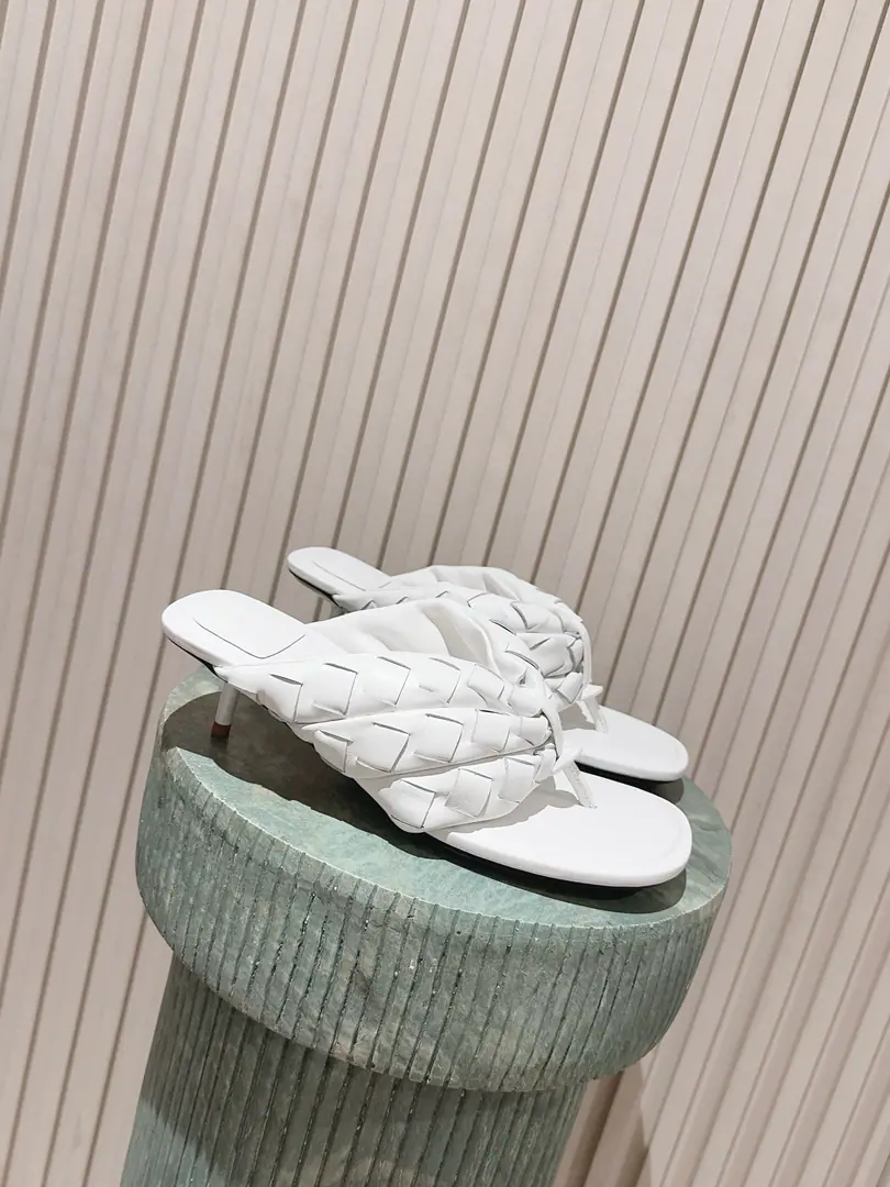 Top Quality 🔥Bottega Veneta The butterfly house.𝟐𝟔𝐀𝐖Spring and summer brand new.BVWeave cats and toes.｜It's a very simple, loose, simple, simple, simple, simple, simple, simple, simple, simple, simple, simple, simple, simple, simple, simple, simple, simple, simple, simple, simple, simple, simple, simple, simple, simple, simple, simple, simple, simple, simple, simple, simple, simple, simple, simple, simple, simple, simple, simple, simple, simple, simple, simple, simple, simple, simple, simple, simple, simple, simple, simple, simple, simple, simple, simple, simple, ♪ A high and lazy stomp into the shoes ♪ Every step with a little bit of undesired precision. The classic hand-made weaving is a very good brand. The toe twister is a simple design and a smart idea. The stylish shoes are all low-key. I'm gonna put my legs on my pants or my skirts and make a casually lazy atmosphere. A pair of players who prefers the most simple quality and pursues advanced style. The base is built with a fine, high-end atmosphere. Shoes are knitted manually with imported sheep skin. I'll put my feet in the back. Italian imports are so thick. He's tall.: 5.5cm Codes:35-42（40.41.42No change.）